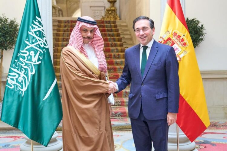 The foreign ministers of Saudi Arabia, Prince Faisal bin Farhan Al Saud, and Spain, José Manuel Albares, on Wednesday at the Viana Palace./ Photo: MAEC