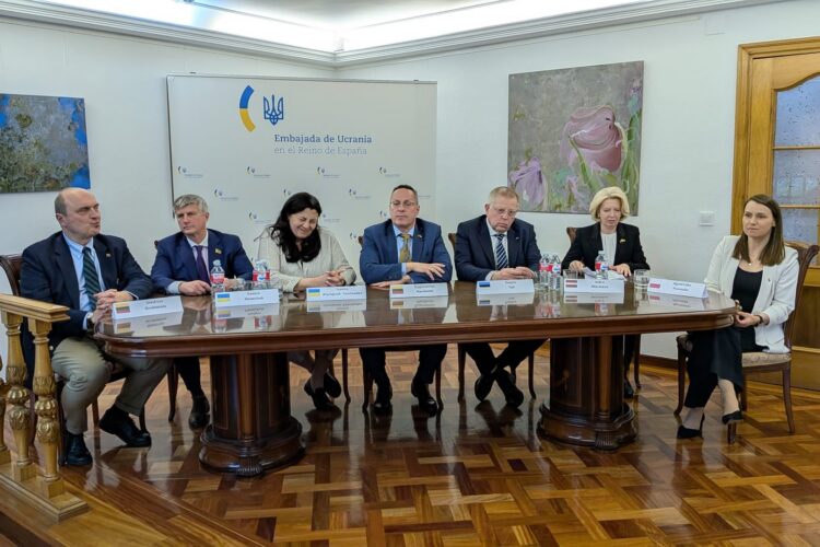 Los parlamentarios de los países bálticos, durante la rueda de prensa./ Foto: JDL