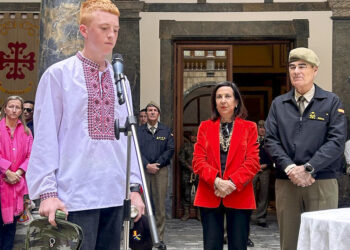 La ministra de Defensa con los jóvenes ucranianos.