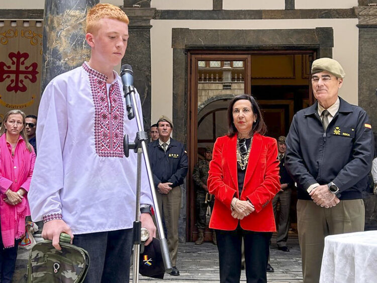 La ministra de Defensa con los jóvenes ucranianos.