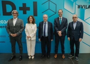 El ministro de Industria y Comercio, Jordi Hereu, junto a la alcaldesa de Viladecans, Olga Morales, en el IND+I Day celebrado en la localidad barcelonesa