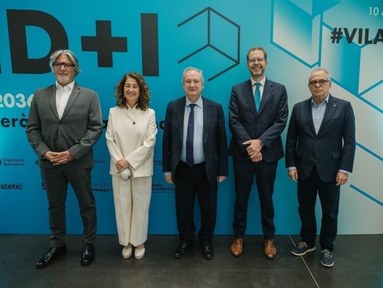 El ministro de Industria y Comercio, Jordi Hereu, junto a la alcaldesa de Viladecans, Olga Morales, en el IND+I Day celebrado en la localidad barcelonesa