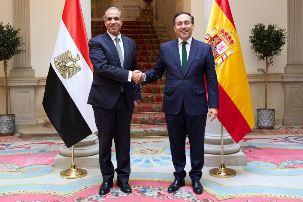 Los ministros de Asuntos Exteriores de Egipto, Badr Abdelatty, y España, José Manuel Albares.