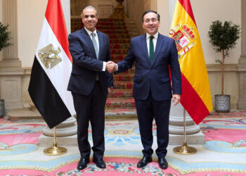 Los ministros de Asuntos Exteriores de Egipto, Badr Abdelatty, y España, José Manuel Albares.