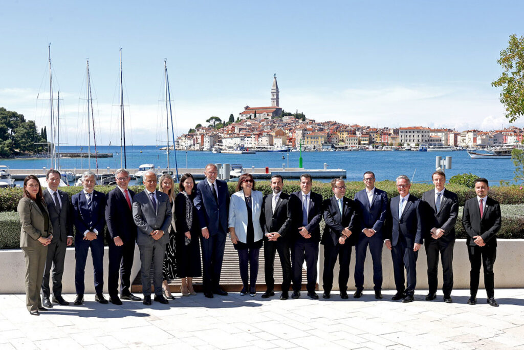 Foto de familia de los ministros del MED9.