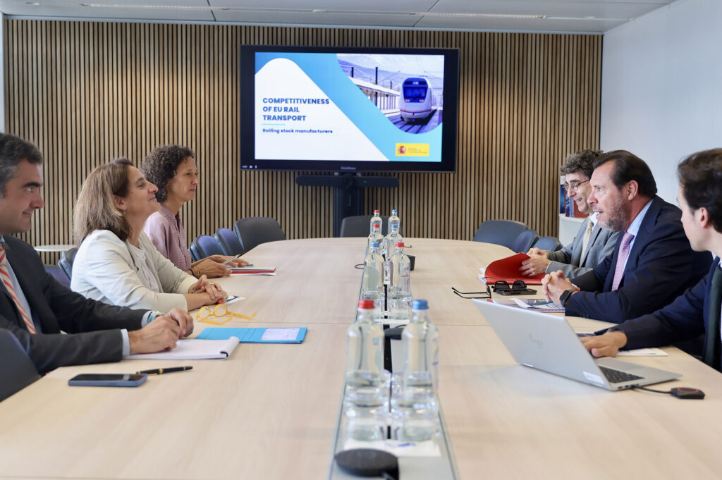 El ministro de Transportes y Movilidad Sostenible, Óscar Puente, reunido en Bruselas con la vicepresidenta primera de la Comisión Europea para la Transición Limpia, Justa y Competitiva, Teresa Ribera