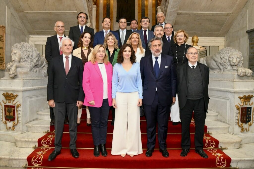 Foto de Familia de los miembros del Consejo Directivo de la Cámara de Madrid con la presidenta de la Comunidad, Isabel Díaz Ayuso; la vicealcaldesa de la capital, Inmaculada Sanz; el presidente de la Cámara, Ángel Asensio; el presidente de CEIM, Miguel Garrido (izda.); y el presidente de la Cámara de España, José Luis Bonet (dcha.)./ Foto: Cámara de Madrid
