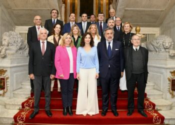 Foto de Familia de los miembros del Consejo Directivo de la Cámara de Madrid con la presidenta de la Comunidad, Isabel Díaz Ayuso; la vicealcaldesa de la capital, Inmaculada Sanz; el presidente de la Cámara, Ángel Asensio; el presidente de CEIM, Miguel Garrido (izda.); y el presidente de la Cámara de España, José Luis Bonet (dcha.)./ Foto: Cámara de Madrid