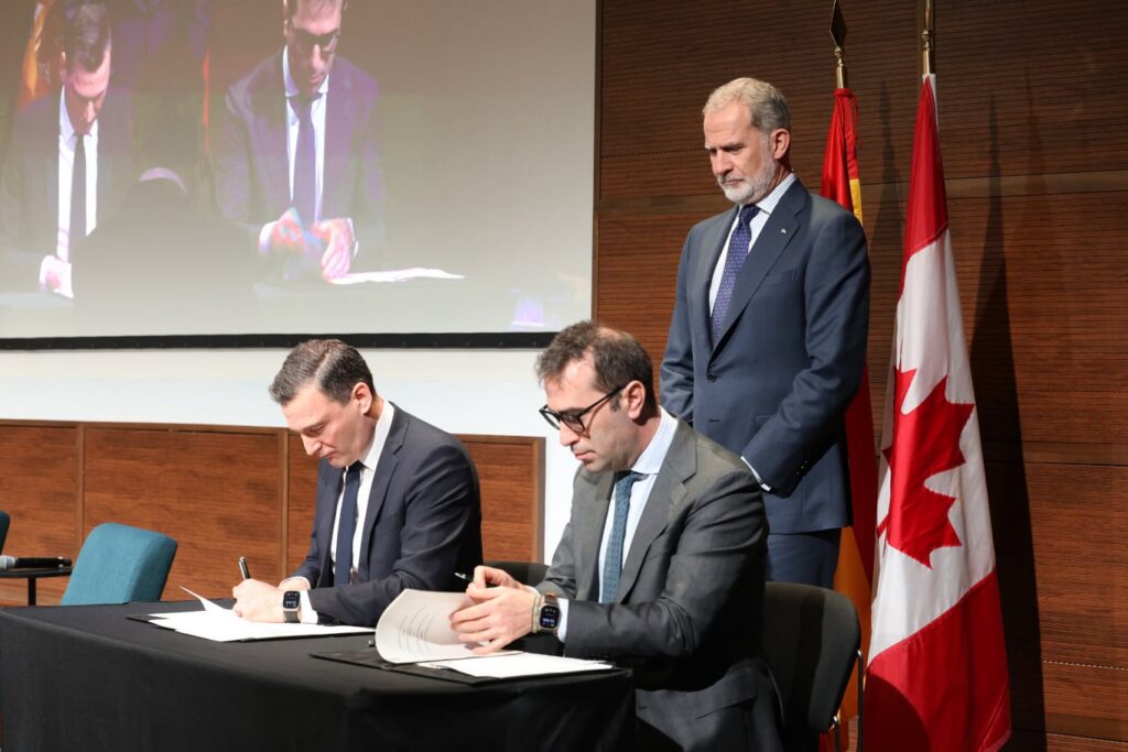 Don Felipe presided over the signing of the Memorandum of Understanding between the ministers of Spain and Canada. / Photos: Casa de SM el Rey