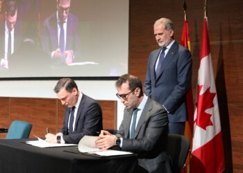 Don Felipe presided over the signing of the Memorandum of Understanding between the ministers of Spain and Canada. / Photos: Casa de SM el Rey