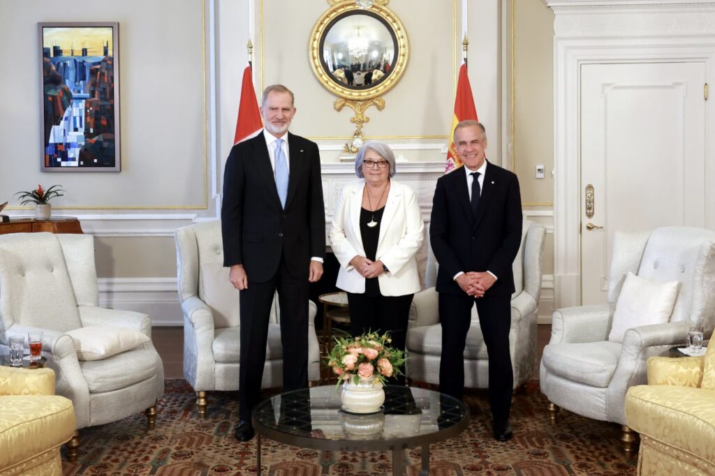 El rey junto a la gobernadora general, Mary Simon, y el primer ministro de Canadá, Mark Carney.