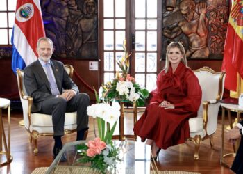Don Felipe y Laura Fernández, durante su encuentro./ Foto: Casa de SM el Rey