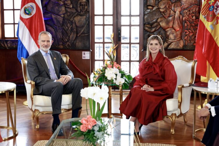 Don Felipe y Laura Fernández, durante su encuentro./ Foto: Casa de SM el Rey