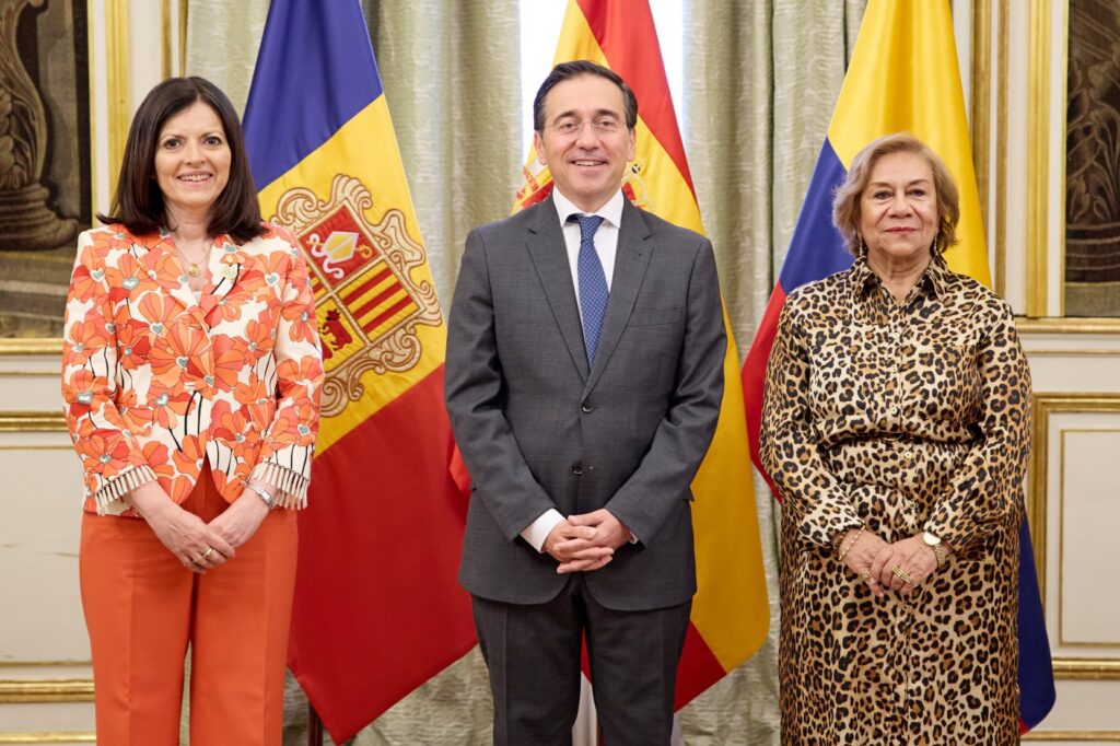 Las ministras de Colombia, Rosa Villavicencio, y Andorra, Imma Tor Faus, con Albares./ Foto: MAEC