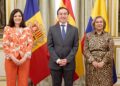Las ministras de Colombia, Rosa Villavicencio, y Andorra, Imma Tor Faus, con Albares./ Foto: MAEC
