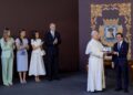 The Mayor of Madrid, José Luis Martínez Almeida, presents the Golden Key of the City to the Pope./ Photo: Madrid City Council