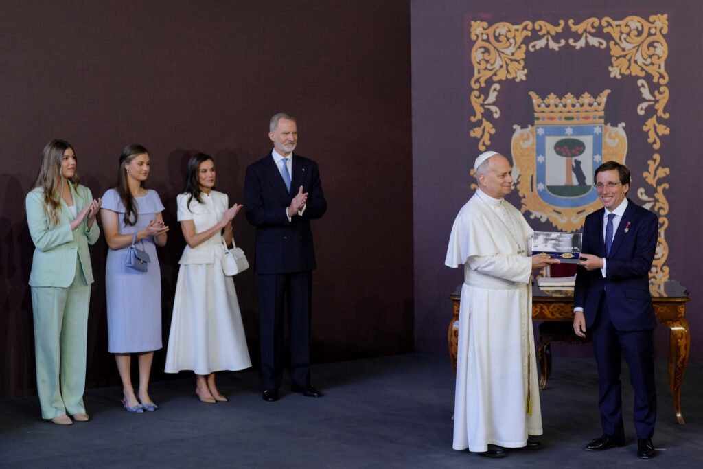 El alcalde de Madrid, José Luis Martínez Almeida, entrega la Llave de Oro de la Villa al papa./ Foto: Ayuntamiento de Madrid