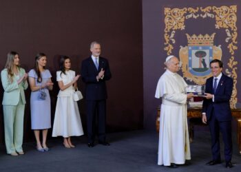 El alcalde de Madrid, José Luis Martínez Almeida, entrega la Llave de Oro de la Villa al papa./ Foto: Ayuntamiento de Madrid
