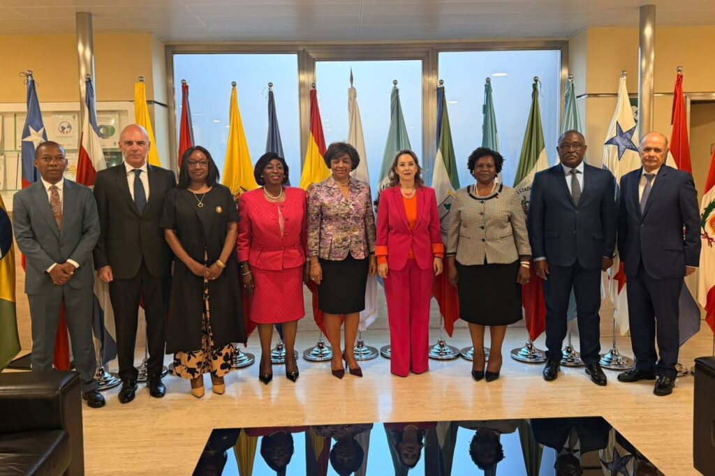 Esmeralda Mendonça y Gina Riaño, con la embajadora de Angola en España, Balbina Malheiros y los componentes de ambas delegaciones, posan para la foto de familia./ Fotos: Cortesía de la Embajada de Angola