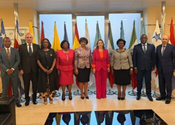 Esmeralda Mendonça y Gina Riaño, con la embajadora de Angola en España, Balbina Malheiros y los componentes de ambas delegaciones, posan para la foto de familia./ Fotos: Cortesía de la Embajada de Angola