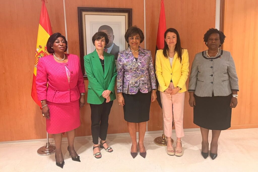 La secretaria de Estado y la embajadora angoleñas con las representantes de SEGIB.