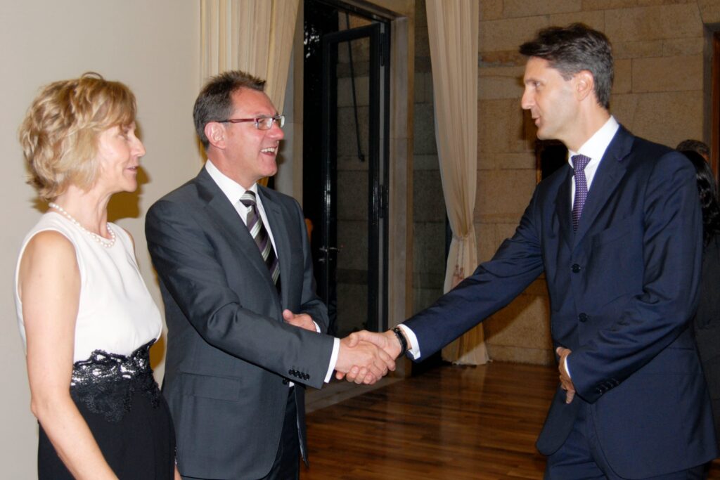 Peter Huber greets the German ambassador Peter Tempel and his wife during the German National Day in 2014./ Photo: AR