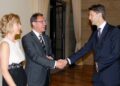 Peter Huber saluda al embajador de Alemania Peter Tempel y su esposa durante la fiesta nacional alemana en 2014./ Foto: AR
