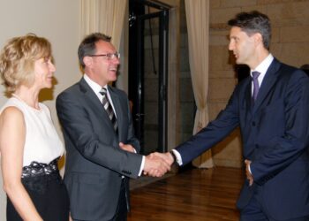 Peter Huber saluda al embajador de Alemania Peter Tempel y su esposa durante la fiesta nacional alemana en 2014./ Foto: AR