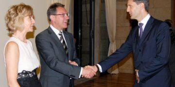 Peter Huber saluda al embajador de Alemania Peter Tempel y su esposa durante la fiesta nacional alemana en 2014./ Foto: AR