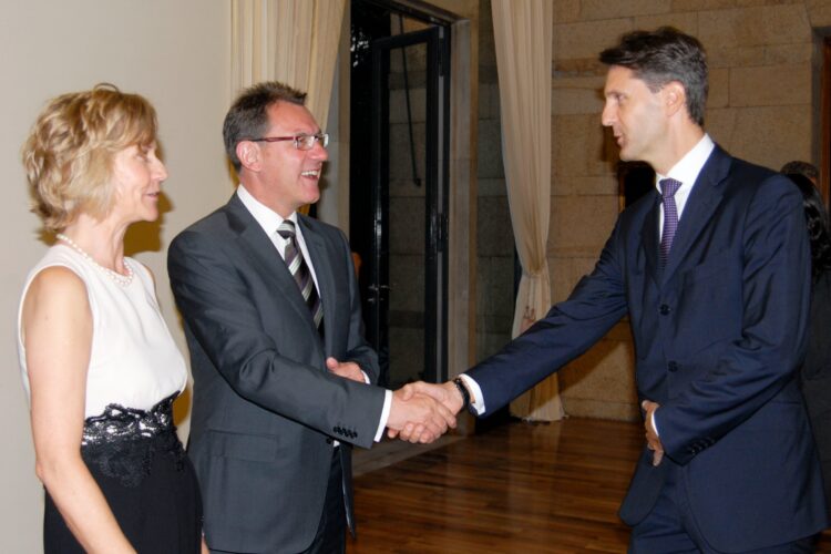Peter Huber saluda al embajador de Alemania Peter Tempel y su esposa durante la fiesta nacional alemana en 2014./ Foto: AR