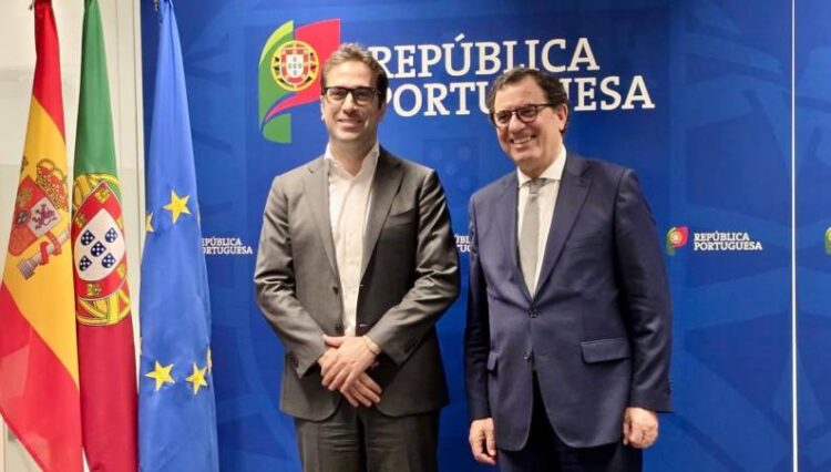 El vicepresidente primero del Gobierno español y ministro de Economía, Comercio y Empresa, Carlos Cuerpo, y el ministro de Economía y Cohesión Territorial de Portugal, Manuel Castro Almeida