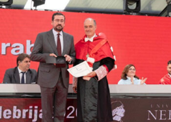 El director general de Casa Árabe, Miguel Moro Aguilar, junto a Alfonso López de la Osa, decano de la facultad de Derecho y Relaciones Internacionales de la Universidad Antonio de Nebrija. /Foto: Cortesía de Casa Árabe