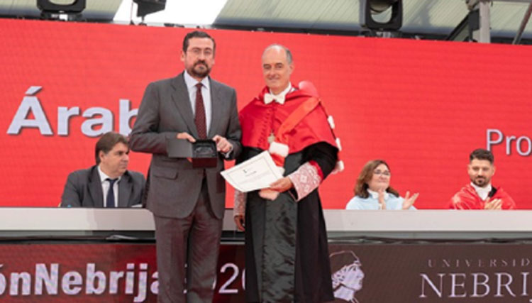 El director general de Casa Árabe, Miguel Moro Aguilar, junto a Alfonso López de la Osa, decano de la facultad de Derecho y Relaciones Internacionales de la Universidad Antonio de Nebrija. /Foto: Cortesía de Casa Árabe