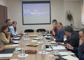 The Paraguayan Government’s Minister of Women, Alicia Pomata (left in the center), met with her country’s diplomatic delegation to Spain, headed by Ambassador Justo Apodaca. /Photo: Embassy of Paraguay
