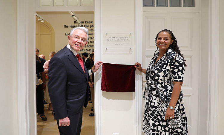 Benjamin León, Jr., embajador de Estados Unidos, y la cónsul general de aquel país en Barcelona, Lia Miller, inauguran la sala Ruth Davis. /Foto: Cortesía de la Embajada de los Estados Unidos