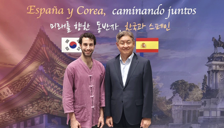 South Korean Ambassador Lim Soosuk, along with dancer Alessandro Navarro. /Photo: Courtesy of the Embassy of South Korea
