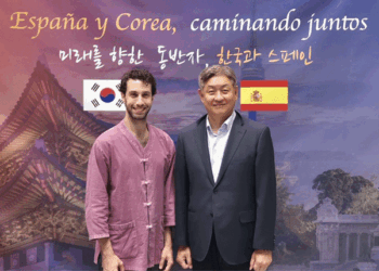 El embajador de Corea del Sur, Lim Soosuk, junto al bailarín Alessandro Navarro. /Foto: Cortesía de la Embajada de Corea del Sur