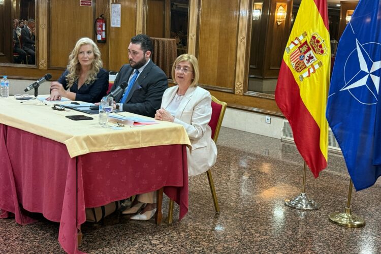 Carmen Romero, in the foreground, with Eva Álvarez del Manzano, President of CESN, and Alfredo Leonard, advisor to the Diplomatic Forum of the Principality of Asturias./ Photo: AR