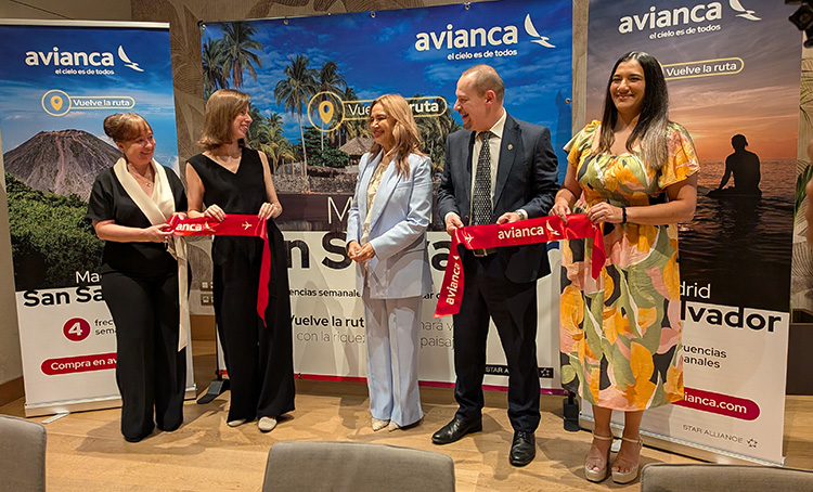 The ambassador of El Salvador, Anabella Machuca, along with Ewin Guerra, economic advisor of the Embassy, and the Avianca team. /Photo: JDL
