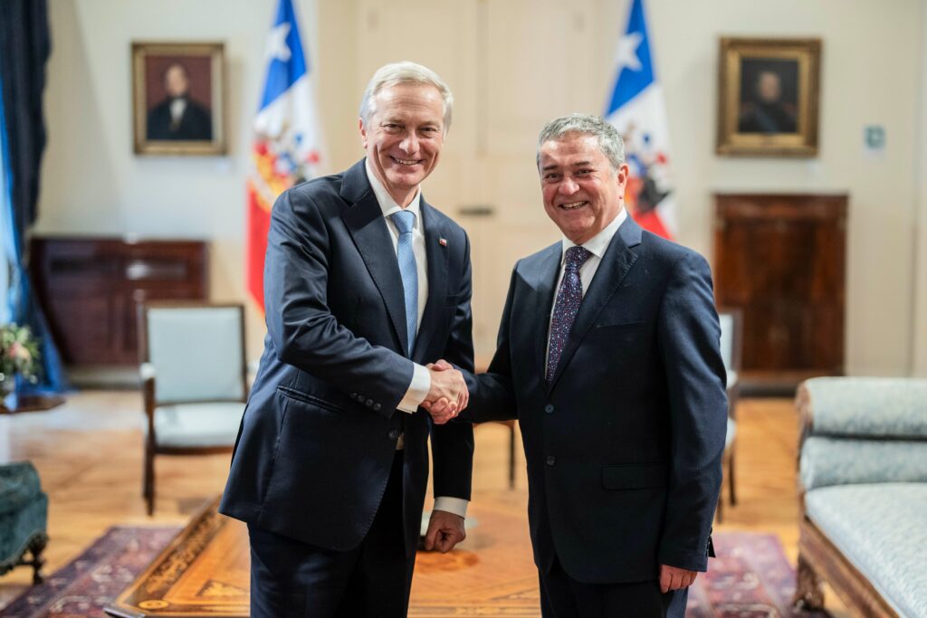 El presidente de Chile, José Antonio Kast, con el nuevo embajador en España, Juan Antonio Coloma./ Foto: Gobierno de Chile