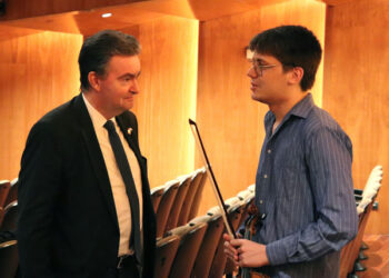 Jorge de Habsburgo, embajador de Hungría, junto al joven violinista ucraniano Alfred Artemyev, receptor del instrumento. /Foto: Cortesía de la Embajada de Hungría.