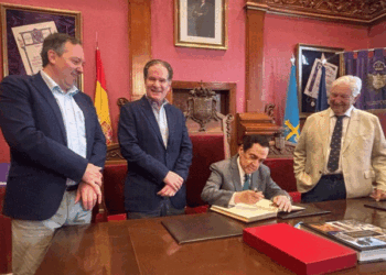 De izquierda a derecha, Alejandro Vega, alcalde de Villaviciosa; Manuel Corripio, hijo de José Luis “Pepín” Corripio; Tony Raful, embajador dominicano, y José Vitienes, presidente de la Fundación para la Migración Española en la República Dominicana, en el Ayuntamiento de Villaviciosa. /Foto: J. A. O.