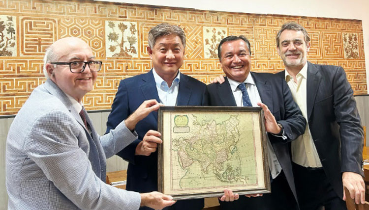 El embajador de Corea del sur, Lim Soosuk, junto a Álvaro Hidalgo, presidente del Centro España de Investigaciones Coreanas (CEIC) y profesores vinculados a dicha institución. /Foto: Embajada de Corea