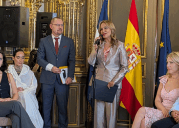 El Salvador’s ambassador, Anabella Machuca, along with her advisor, Edwin Alberto Guerra, were excellent hosts of the Salvadoran fashion show. /Photos: JDL