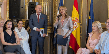 El Salvador’s ambassador, Anabella Machuca, along with her advisor, Edwin Alberto Guerra, were excellent hosts of the Salvadoran fashion show. /Photos: JDL