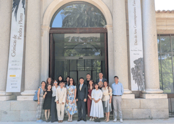 Foto familiar de los equipos de la Oficina Económica y Cultural de Taipéi en España, del Real Jardín Botánico-CSIC y de la expedición artística venida desde Taiwán. Fotos: JDL