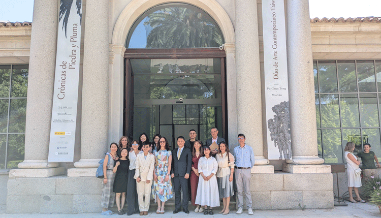 Foto familiar de los equipos de la Oficina Económica y Cultural de Taipéi en España, del Real Jardín Botánico-CSIC y de la expedición artística venida desde Taiwán. Fotos: JDL