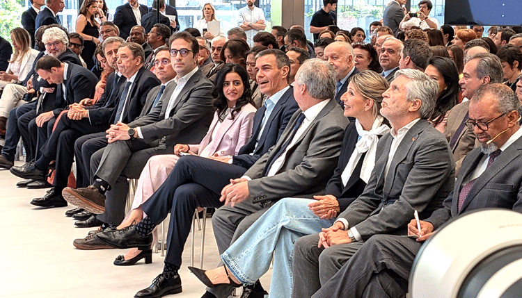 El presidente del Gobierno, Pedro Sánchez, junto a la secretaria general de ONU Turismo y varios miembros del Ejecutivo español./ Fotos: JDL