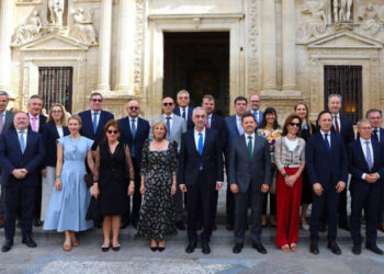 Family photo of the European Union ambassadors with the mayor of Jerez de la Frontera, María José García-Pelayo. /Photo: HoyJerez