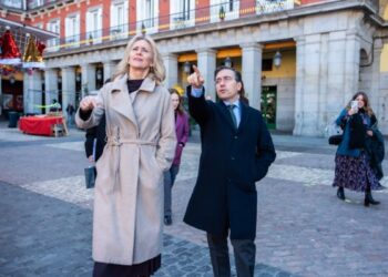 La ministra de Exteriores de Islandia con su colega español en la Plaza Mayor de Madrid el pasado diciembre./ Foto: MAEC